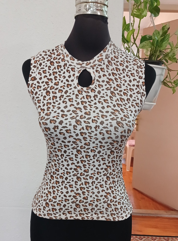 تاپ زنانه پلنگی یقه اشکی