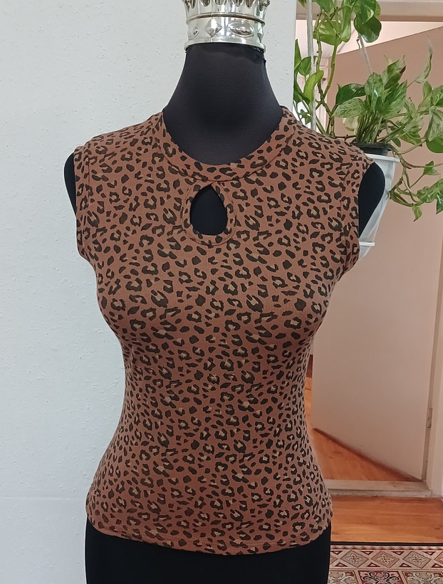 تاپ زنانه پلنگی یقه اشکی