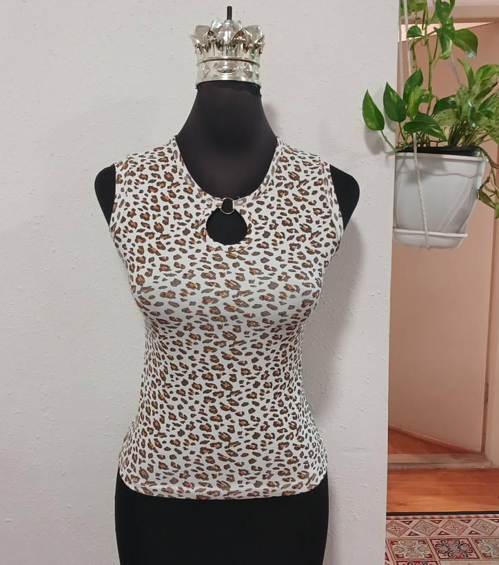 تاپ زنانه حلقه ای یقه اشکی پلنگی