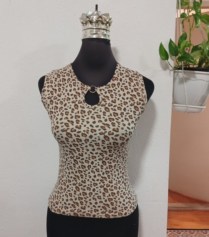 تاپ زنانه حلقه ای یقه اشکی پلنگی