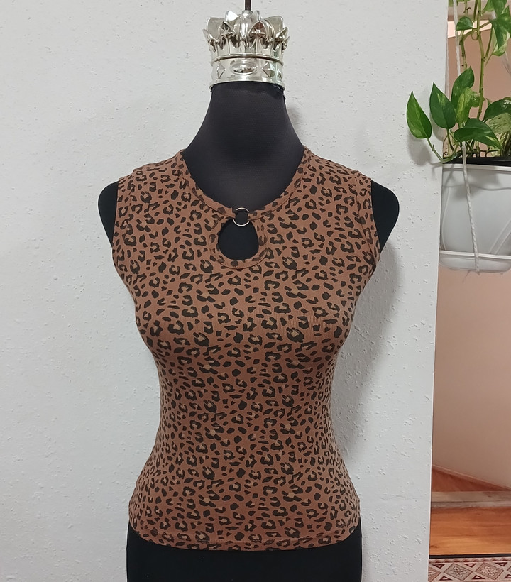 تاپ زنانه حلقه ای یقه اشکی پلنگی