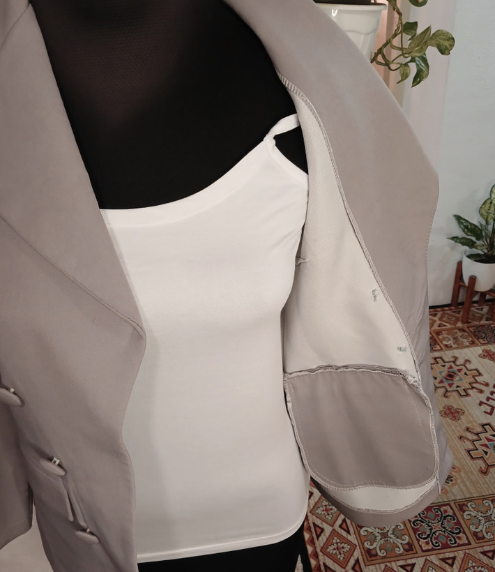 کت زنانه شش دگمه (نما ) یقه انگلیسی با لایه جلو و دوجیب کاربردی