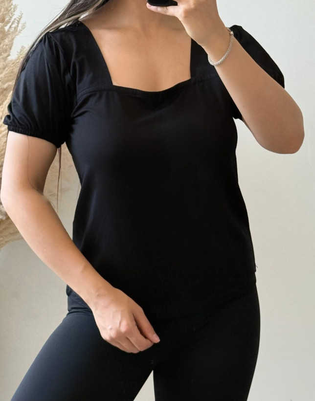 تیشرت مشکی زنانه یقه خشتی آستین چین دار